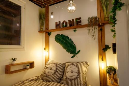 Cette chambre dispose d'un canapé avec des oreillers sur un mur. dans l'établissement 06K3 - La Pagoda Unique et atypique à 30 m de la mer, à Antibes