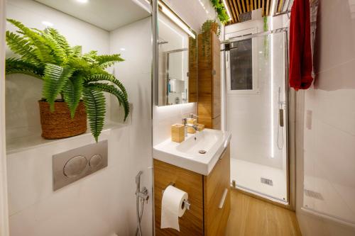 une salle de bain avec un lavabo et une douche dans l'établissement 06K3 - La Pagoda Unique et atypique à 30 m de la mer, à Antibes