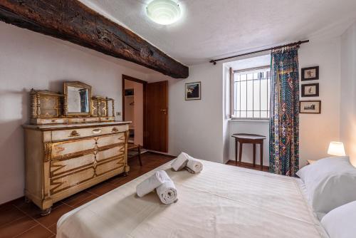 A bed or beds in a room at La Casa Di Laura
