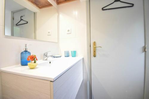 a bathroom with a sink and a mirror at Casinha da Deolinda in Aldeia das Dez