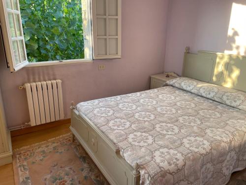 een slaapkamer met een bed en een raam bij Casa do Cuco, Ribeira Sacra in Ourense