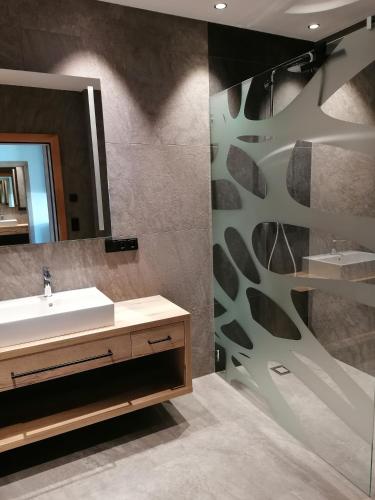 Ένα μπάνιο στο Lebenskraft-Apartments