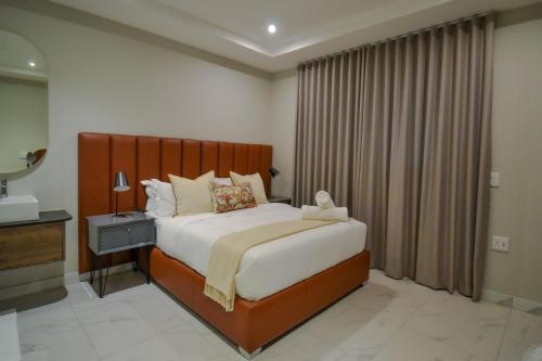 Ένα ή περισσότερα κρεβάτια σε δωμάτιο στο The Octavia Boutique Hotel