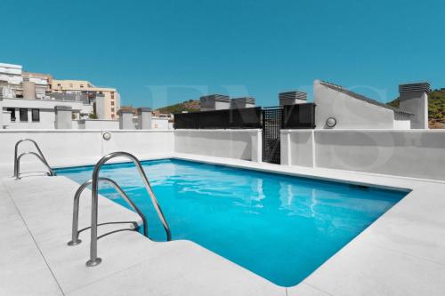 マラガにある3BR apartment with community pool, parking and patio - Center by REMSの屋根のスイミングプール