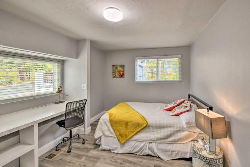 1 dormitorio con cama, escritorio y ventana en Pet-Friendly House with Deck Less Than 3 Mi to Dtwn!, en Placerville