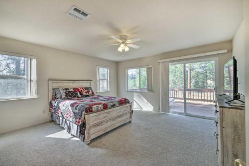 Säng eller sängar i ett rum på Woodsy Groveland Cabin with Deck Less Than 3 Mi to Lake