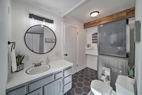uma casa de banho com um lavatório e um espelho em Bright and Airy Liberty Lake Abode with Backyard! em Liberty Lake