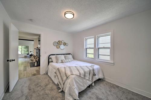 um quarto com uma cama e uma janela em Bright and Airy Liberty Lake Abode with Backyard! em Liberty Lake