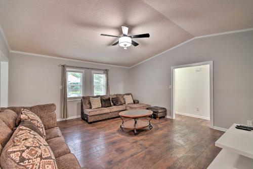 Galería fotográfica de Inviting Fayetteville Home with Deck and Pool! en Fayetteville