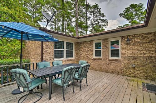 Galería fotográfica de Inviting Fayetteville Home with Deck and Pool! en Fayetteville