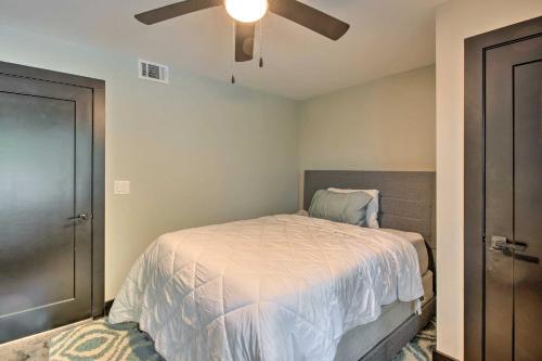 アトランタにあるStylish Atlanta Retreat Less Than 7 Mi to Midtown!のベッドと天井扇風機のある寝室