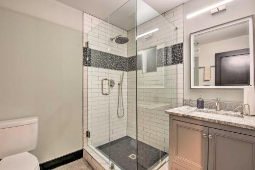 アトランタにあるStylish Atlanta Retreat Less Than 7 Mi to Midtown!のシャワー、トイレ、洗面台を備えたバスルーム
