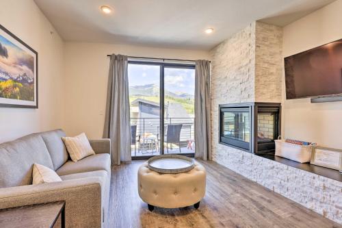 ein Wohnzimmer mit Couch und Kamin in der Unterkunft Hot Tub and Balcony Riverfront Silverthorne Condo! in Silverthorne