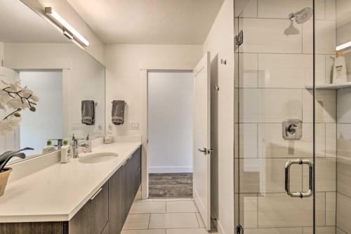 シルバーソーンにあるHot Tub and Balcony Riverfront Silverthorne Condo!の洗面台とシャワー付きのバスルーム