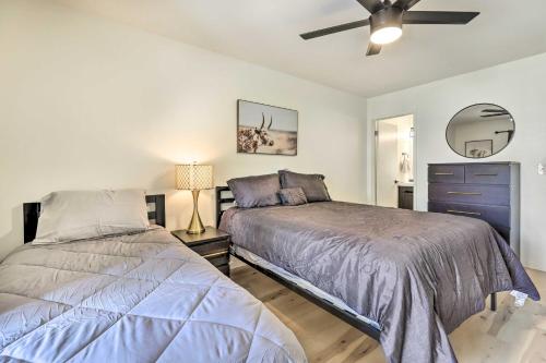 Postel nebo postele na pokoji v ubytování 1 Mi to Dtwn Chandler Townhome with Community Pool