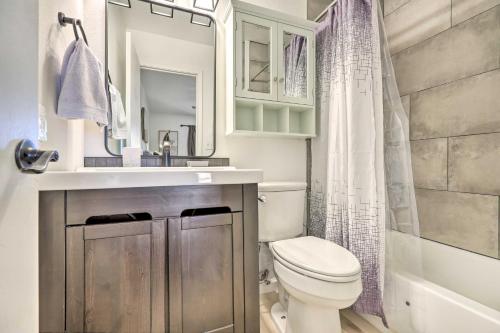 La salle de bains est pourvue de toilettes, d'un lavabo et d'un miroir. dans l'établissement Renovated Chandler Townhome Walk to Downtown, à Chandler