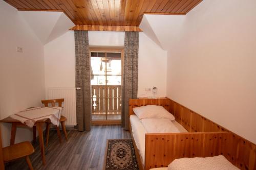 een kamer met een bed, een tafel en een raam bij Ferienwohnungen Lexahaus in Liesing