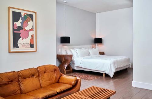 een woonkamer met een bank en een bed bij Hotel Saint Cecilia in Austin