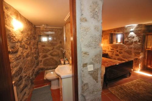 uma casa de banho com um lavatório, um WC e um chuveiro em Cabaninhas House em Terras de Bouro