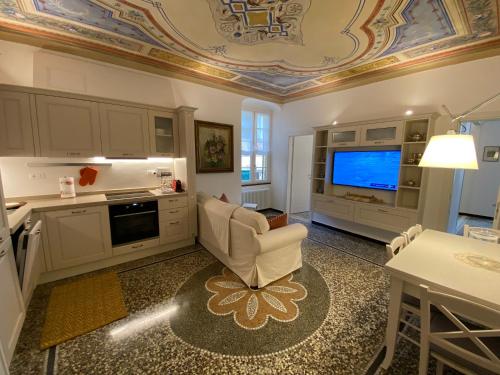 Suites 5 Stelle nel Borgo di Varazzeにあるキッチンまたは簡易キッチン