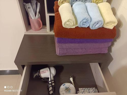 een handdoekenrek met handdoeken in de badkamer bij 988 Ancient House B&B in Jincheng