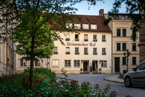 a white building with the words paschallischer hof at Hotel Reussischer Hof in Schmölln