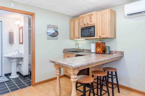 uma cozinha com um balcão e bancos num quarto em Wild Valley Lodge-Log Cabin in Lake Lure, NC, Close to Chimney Rock - Stunning Views em Lake Lure