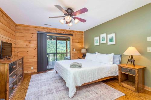 um quarto com uma cama e uma ventoinha de tecto em Wild Valley Lodge-Log Cabin in Lake Lure, NC, Close to Chimney Rock - Stunning Views em Lake Lure