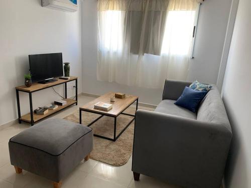 een woonkamer met een bank en een salontafel bij Alba II - Departamento 2 ambientes in Posadas