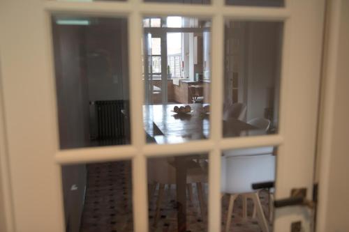 a view of a dining room and a dining table through a window at Vakantiehuis huYze-K in Zottegem