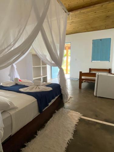 1 dormitorio con 1 cama con mosquitera en Pousada Iemanja en Caraíva