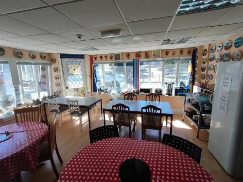 une salle à manger avec des tables et des chaises dans un restaurant dans l'établissement Plymouth Backpackers, à Plymouth