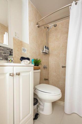 Ένα μπάνιο στο Sleeps 3, Cozy, Boho Style, in the heart of Miami -free parking