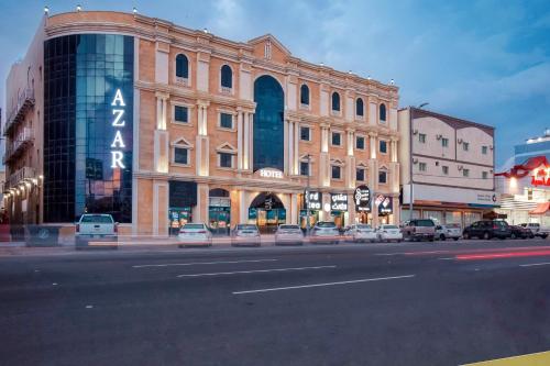 um edifício com uma placa no lado de uma rua em ازر احد رفيدة em Ahad Rafidah