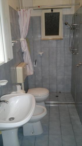 uma casa de banho com um WC e um lavatório em Casa posto vecchio em Salve