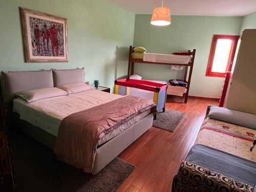 1 dormitorio con 1 cama y 1 litera en Appartamento Superior Condominio Orso Bianco, parquet, Wi-Fi, en Prati di Tivo