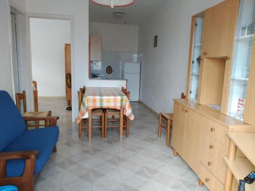 eine Küche und ein Esszimmer mit einem Tisch und Stühlen in der Unterkunft Casa posto vecchio in Salve