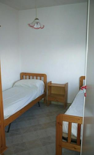Zimmer mit 2 Etagenbetten in einem Zimmer in der Unterkunft Casa posto vecchio in Salve