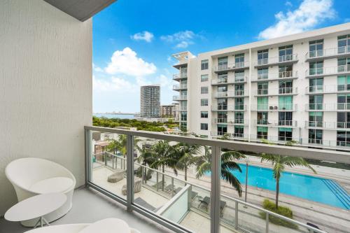 - Balcón con vistas a un edificio en Nomada Destination Residences - Quadro en Miami