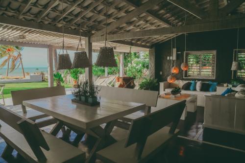 comedor con mesa y sillas en Depraia Beach House - Icaraizinho en Icaraí