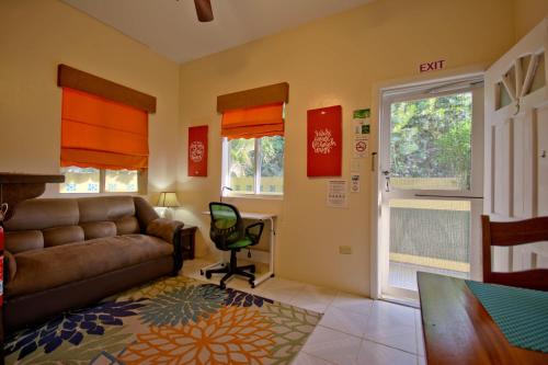 サン・ペドロにあるBELIZE TROPICAL DREAM VILLASのリビングルーム(ソファ、椅子付)