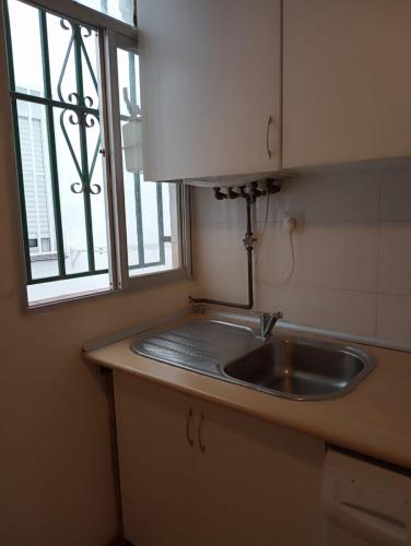 w kuchni z umywalką i oknem w obiekcie Apartamento 2 dormitorios cerca del Wizink w Madrycie