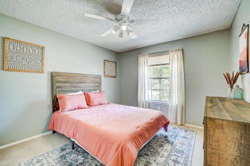 - une chambre avec un lit et un ventilateur de plafond dans l'établissement Brickhouse Retreat, à Round Rock