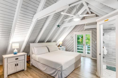 マラソンにあるHammock Houseの白いベッドルーム(ベッド1台、天井ファン付)