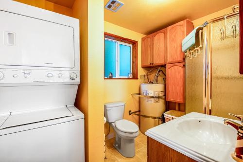 een badkamer met een wit toilet en een wastafel bij The Cozy Crabshack in Brinnon