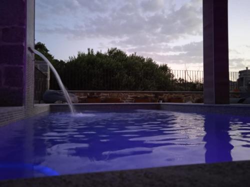 - une piscine avec une fontaine dans l'établissement Raices, à Robledondo