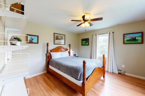 - une chambre avec un lit et un ventilateur de plafond dans l'établissement Camel's Hump Hideaway, à South Burlington