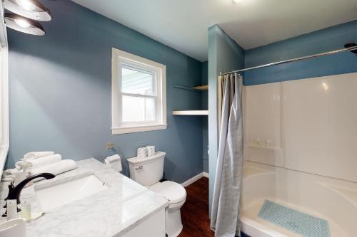 サウスバーリントンにあるCamel's Hump Hideawayのバスルーム(トイレ、洗面台、シャワー付)