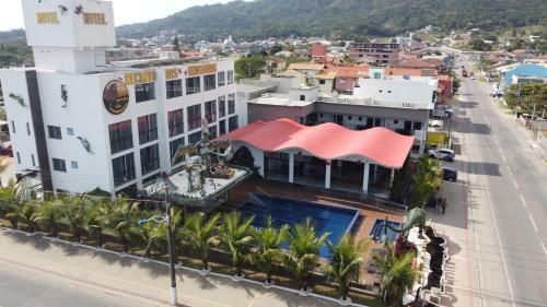an overhead view of a building with a swimming pool at Hotel Recanto dos Dinossauros in Penha