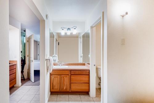 uma casa de banho com um lavatório e um espelho em Alpine Escape em Bend